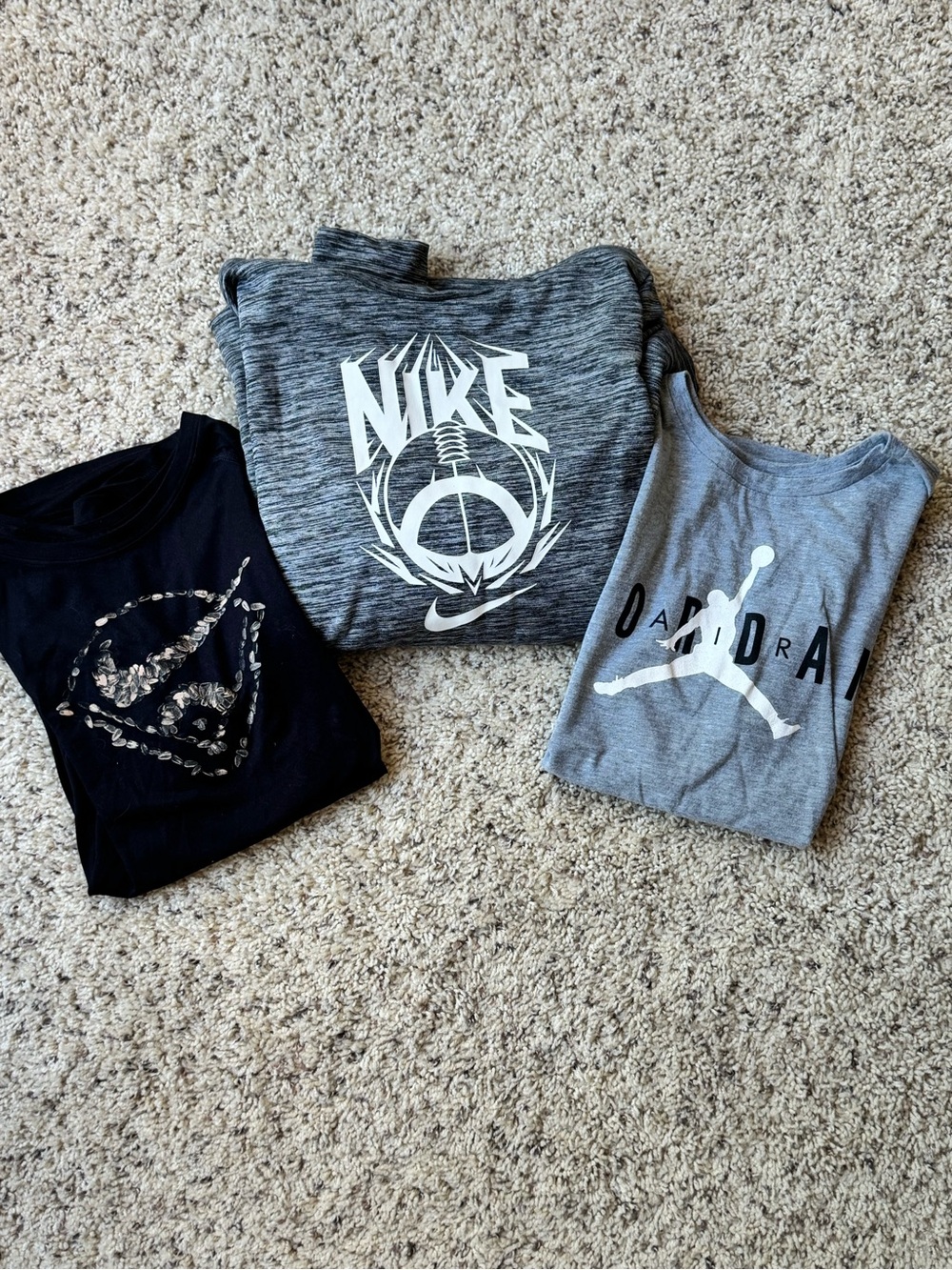 Nike Kids Gray Graphic Short-Sleeve Tees and hoodie with Logo